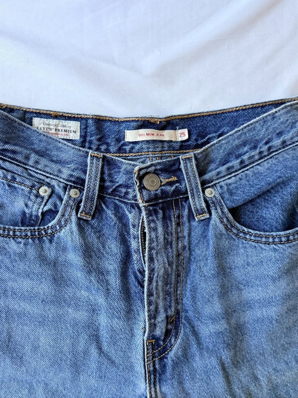 Levi’s Premium 80s Mom Jeans Size 25 Light Wash